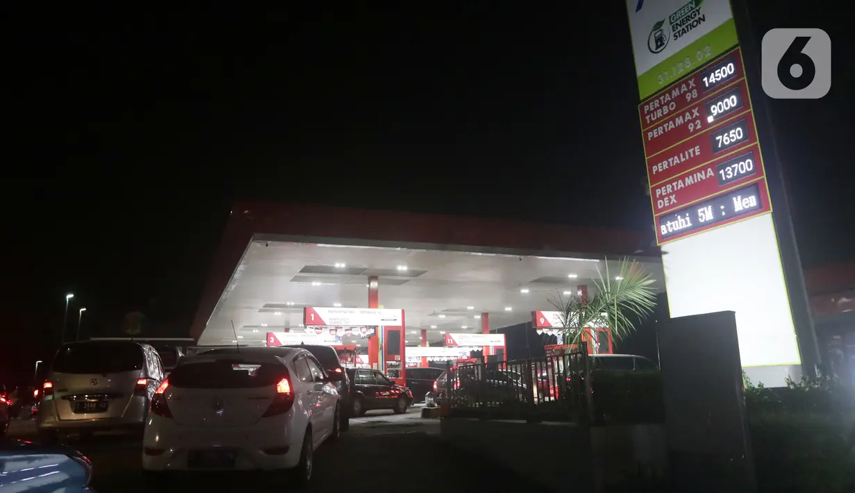 Sejumlah kendaraan antre untuk mengisi bahan bakar minyak (BBM) di SPBU Jalan MT Haryono, Jakarta, Kamis (31/3/2022). Harga BBM jenis Pertamax naik dari Rp 9.000 menjadi Rp 12.500 mulai 1 April 2022 pukul 00.00. (Liputan6.com/Helmi Fithriansyah)
