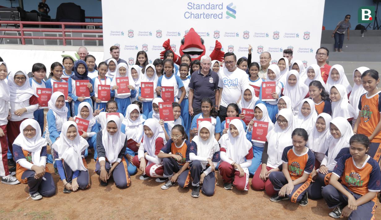 Legenda Liverpool, Roy Evans foto bersama anak-anak usai memberikan pelatihan di Lapangan Sepak Bola Pertamina, Jakarta, Jumat (9/3/2018). Kegiatan ini dalam rangka LFC World Jakarta. (Bola.com/Vitalis Yogi Trisna)