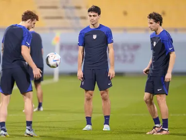 Para pemain asal Amerika Serikat mengikuti sesi latihan resmi di Al-Gharafa SC Stadium, Doha, Senin (28/11/2022). Timnas AS akan melawan Iran di Stadion Al Thumama. (AP Photo/Ashley Landis)