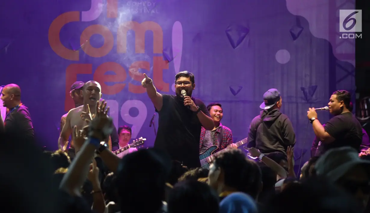 Orkes Pensil Alis  saat menghibur penonton selama acara Jakarta International Comedy Festival (JICOMFEST) 2019 di panggung J-Trust di JIExpo, Kemayoran, Jakarta, Sabtu (3/8/2019). (Kapanlagi.com/Daniel Kampua)