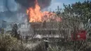 Seorang pria menyaksikan kebakaran yang disebabkan oleh kebocoran pipa gas di Puchong, Selangor, Malaysia pada 1 April 2025. (Arif Kartono/AFP)