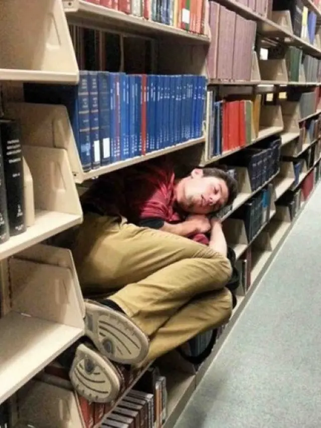 9 Potret Kelakuan Orang Tidur Tak Tahu Tempat, Bikin Ketawa Ngakak