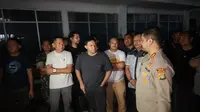 Komisaris Utama RS Citra Arafiq, Fahd El Fouz A Rafiq bersama Kapolres Metro Depok, Kombes Arya Perdana saat meninjau kebakaran gardu induk RS Citra Arafiq. (Liputan6.com/Dicky Agung Prihanto)