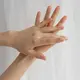 Finger stretch merupakan cara sederhana yang cukup efektif untuk meningkatkan kemampuan fleksibilitas pada bagian tangan hingga jari. (Foto/dok: Freepik)