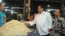 Di pasar tersebut, Mendag Rachmat Gobel melakukan peninjauan harga serta ketersediaan bahan pokok usai pengumuman kenaikan BBM, Tangerang, Selasa (18/11/2014). (Liputan6.com/Herman Zakharia)