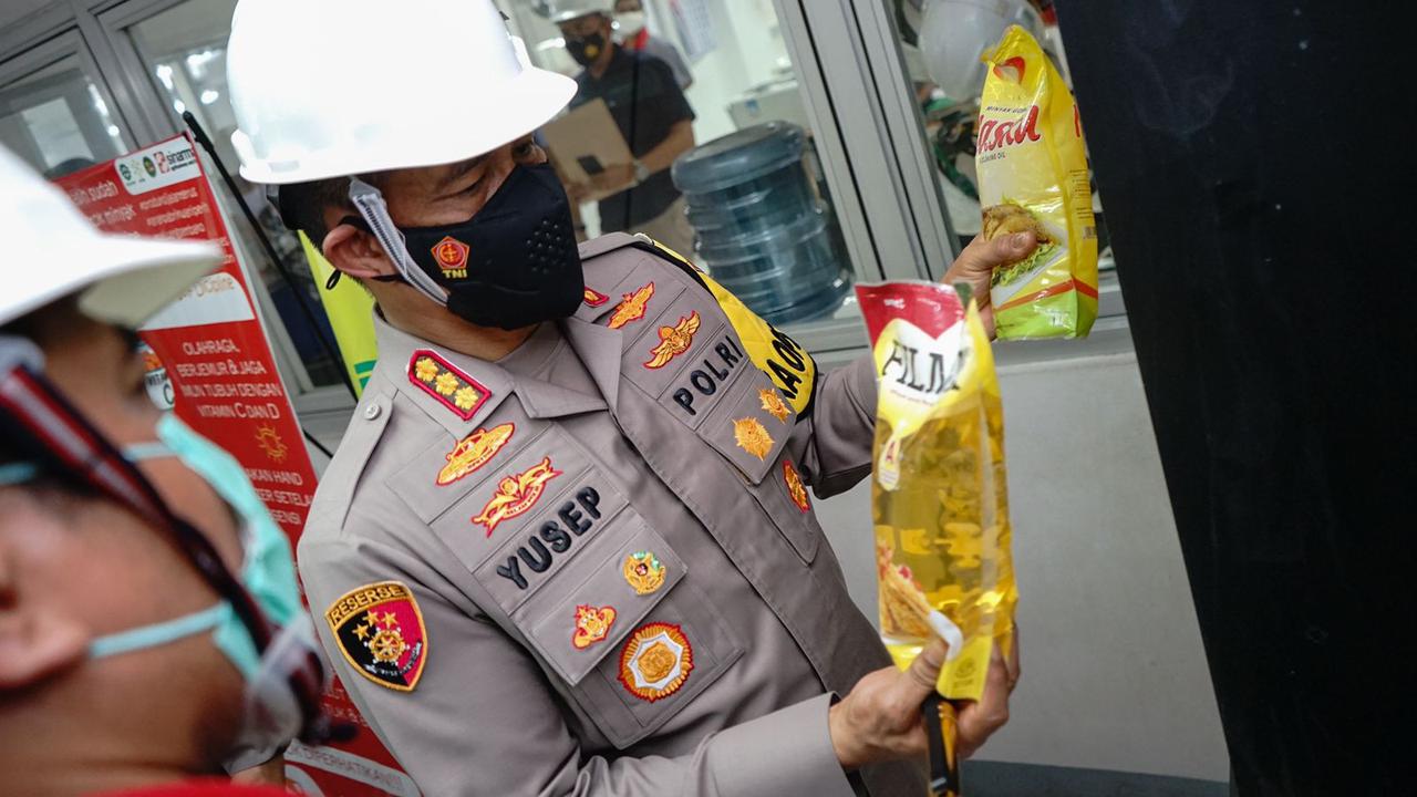 Kapolrestabes Surabaya Kombes Pol Akhmad Yusep Gunawan melihat langsung ke dalam pabrik pengolahan minyak goreng. (Istimewa)