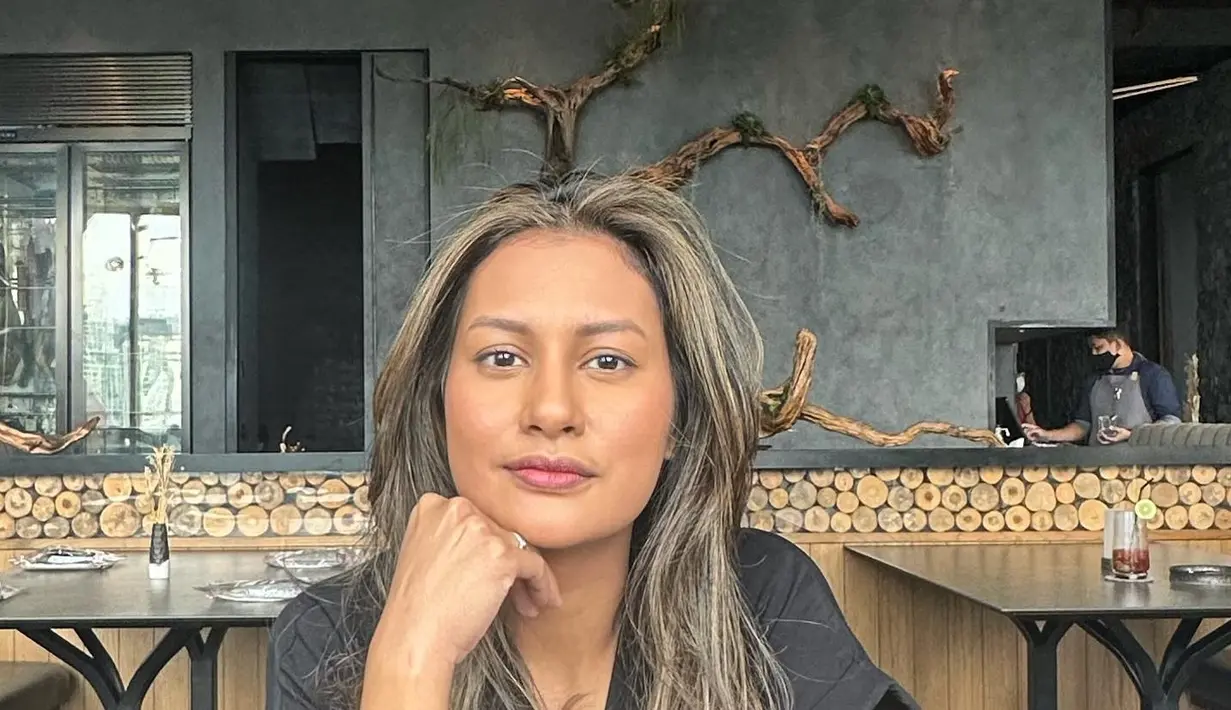 Balayage menjadi pilihan Raihaanun dalam menyegarkan penampilan pada rambut. Kali ini warna blonde yang lebih dominan di antara rambut kecokelatan. [Foto: @raihaanun]