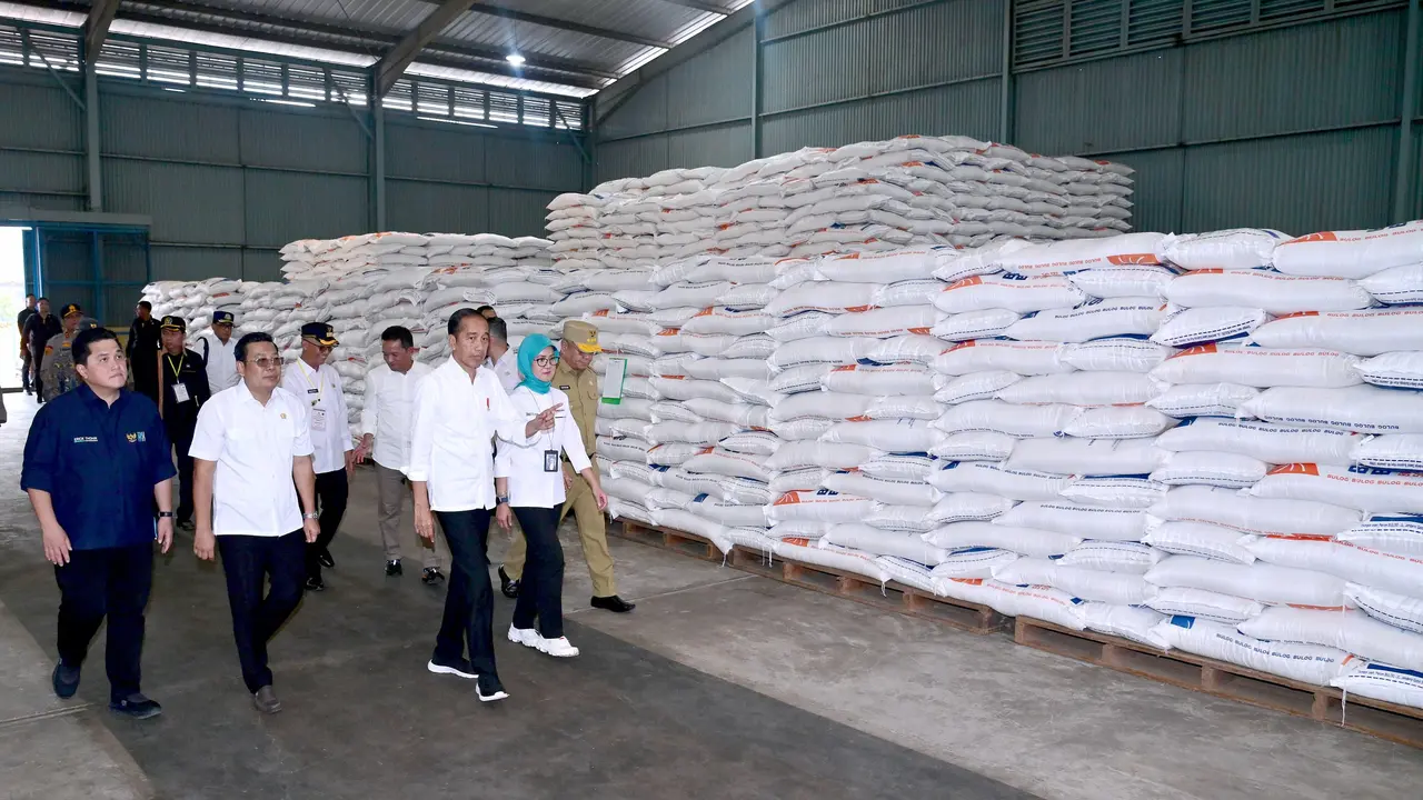 Presiden Joko Widodo atau Jokowi saat meninjau Pergudangan Bulog Kampung Melayu, Rabu (20/3/2024).