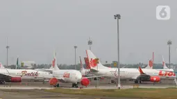 Sejumlah pesawat maskapai penerbangan terparkir di Bandara Soekarno Hatta, Tangerang, Senin (6/7/2020). Permintaan maskapai tersebut agar kembali terciptanya keseimbangan terhadap tingkat permintaan dari penumpang. (Liputan6.com/Angga Yuniar)