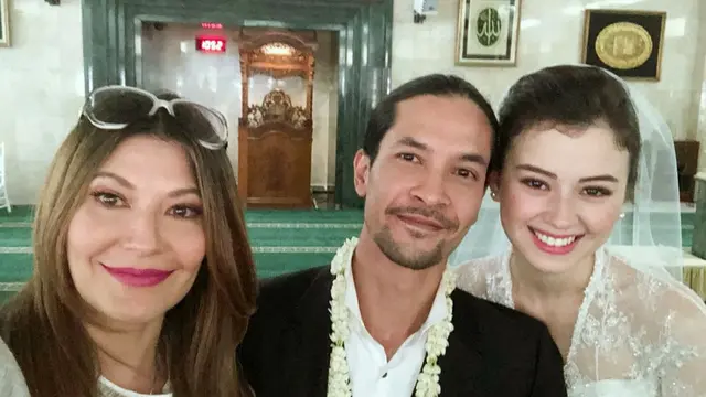 Sama-sama Jadi Artis, Ini 6 Potret Kompak Artis Cantik dan Keponakannya