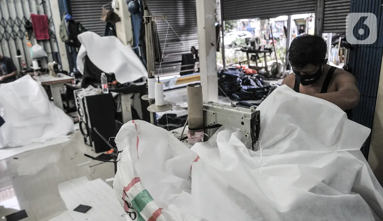 Pekerja menyelesaikan pembuatan baju hazmat di salah satu industri konveksi Pusat Industri Kecil (PIK), Jakarta, Rabu (30/12/2020). Budi (48), seorang marketing di Toko Konveksi Baju, mengungkapkan permintaan baju hazmat hingga kini masih tinggi. (merdeka.com/Iqbal S. Nugroho)