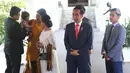 Presiden  Joko Widodo bersama ibu negara Iriana didampingi putra putrinya bersiap meninggalkan Istana Merdeka menuju gedung DPR, Jakarta, Minggu (20/10/2019). Jokowi bersama keluarga menuju DPR untuk dilantik menjadi presiden untuk kedua kalinya. (Liputan6.com/Angga Yuniar)