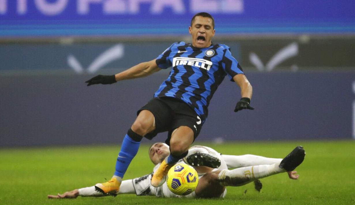Bek Juventus, Merih Demiral, menjatuhkan striker Inter Milan, Alexis Sanchez, pada laga Coppa Italia di Stadion Giuseppe Meazza, Selasa (2/2/2021). Juventus menang dengan skor 2-1. (AP/Luca Bruno)