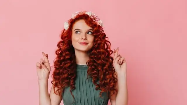 Seorang perempuan dengan rambut merah (Foto Dok: Freepik/lookstudio)