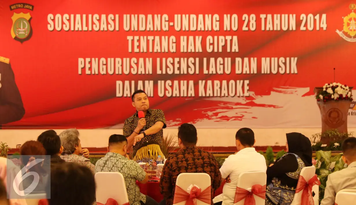 Anggota DPR Anang Hermansyah menghadiri sosialisasi UU No 28 Tahun 2014 tentang Hak Cipta terhadap pengusaha karaoke di Polda Metro Jaya, Jakarta, Kamis (6/10). Sosialisasi dihadiri sejumlah artis, musisi hingga pencipta lagu. (Liputan6.com/Gempur M)