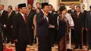 Anggota Dewan Pertimbangan Presiden (Wantimpres) membacakan sumpah jabatan saat dilantik di Istana Negara, Jakarta, Jumat (13/12/2019). Presiden Joko Widodo atau Jokowi resmi melantik sembilan anggota Wantimpres. (Liputan6.com/Angga Yuniar)