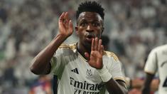 Laga El Clasico yang mempertemukan Real Madrid dan Barcelona hingga kini tercatat telah berlangsung dalam 256 laga resmi di semua kompetisi yang dimulai pertama kali pada 13 Mei 1902 hingga laga terakhir pada 14 Januari 2024 lalu. Berbagai rekor pun tercipta baik di kubu Real Madrid maupun Barcelona. Di kubu Real Madrid, salah satu rekor langka yang tercipta adalah hanya ada 3 pemain Los Blancos yang mampu mencetak hattrick ke gawang Barcelona sepanjang sejarah El Clasico. Siapa saja? Ini dia daftar ketiga pemain tersebut. (AFP/Giuseppe Cacace)