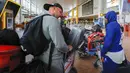 Dua penumpang berjalan di ruang keberangkatan di bandara internasional Brussel dengan barang bawaan mereka selama pemogokan nasional di Brussel, Belgia, Senin (20/6/2022). Penumpang diimbau untuk tidak datang ke bandara dan memesan ulang penerbangan mereka. (AP Photo/Olivier Matthys)