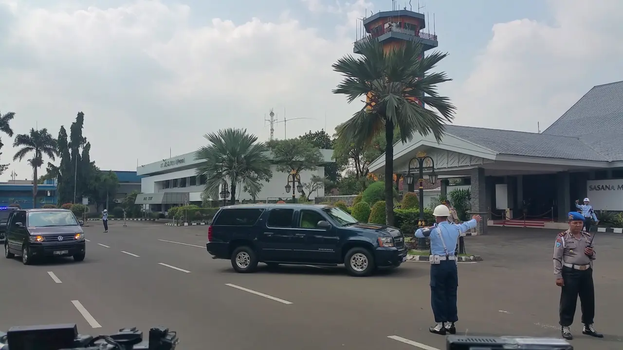 Rombongan Barack Obama Tiba di Bandara Halim (Liputan6.com/Nanda Perda Putra)