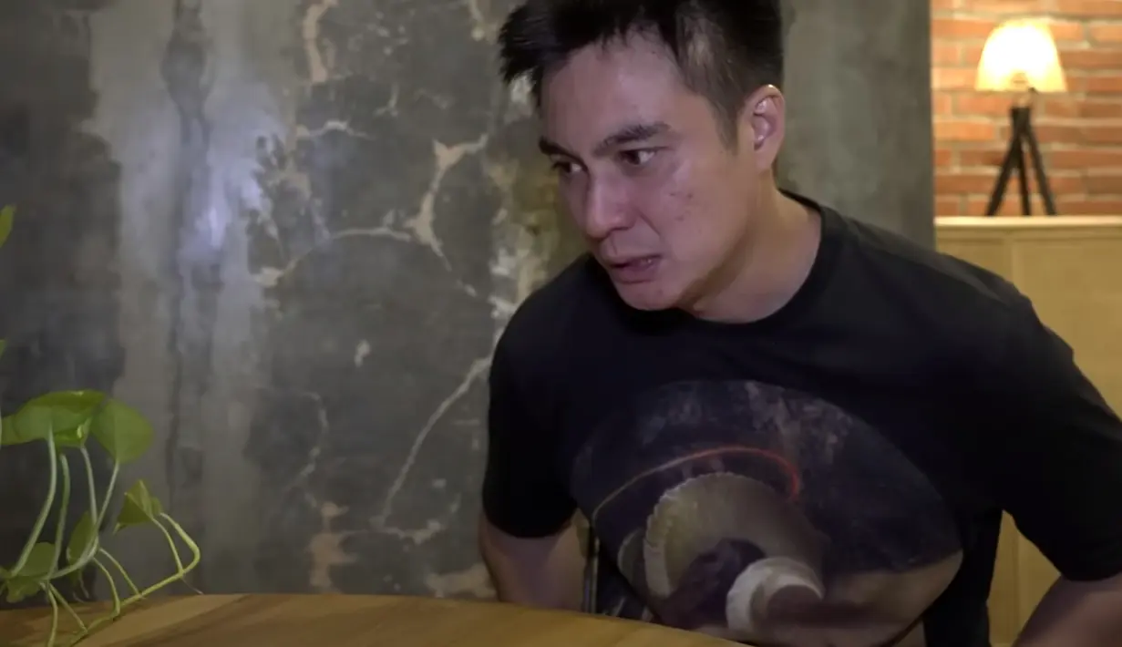 Baim Wong bukan tak mendengar selentingan hingga kecaman yang bertebaran di medsos. Ayah dua anak ini menyayangkan opini publik yang kadung terbentuk tentang dirinya. “Dengan opini masing-masing saya lumayan agak sedih, dalam arti, aduh padahal kita niatannya enggak ke situ ya, enggak mengambil hak orang. Malah kita mau memberikan semua hasil ini ke Citayam. Tapi akhirnya malah jadi seperti ini,” akunya. (Foto: Dok. YouTube Baim Paula)