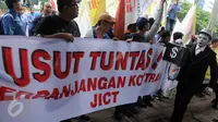 Serikat pekerja JICT dan PT Pelindo II membentangkan spanduk saat unjuk rasa di depan KPK, Jakarta, Kamis (11/2). Mereka menanyakan pengusutan kasus perpanjangan kontrak JICT yang berpotensi merugikan negara puluhan triliun (Liputan6.com/Helmi Afandi)