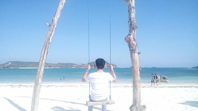 Jasa Unik Bocah Fotografer Di Pantai Tanjung Aan Lombok