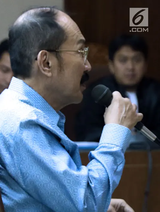 Terdakwa merintangi penyidikan KPK pada kasus korupsi e-KTP, Fredrich Yunadi saat sidang putusan di Pengadilan Tipikor, Jakarta, Kamis (28/6). Atas putusan majelis hakim, terdakwa langsung menyatakan banding. (Liputan6.com/Helmi Fithriansyah)