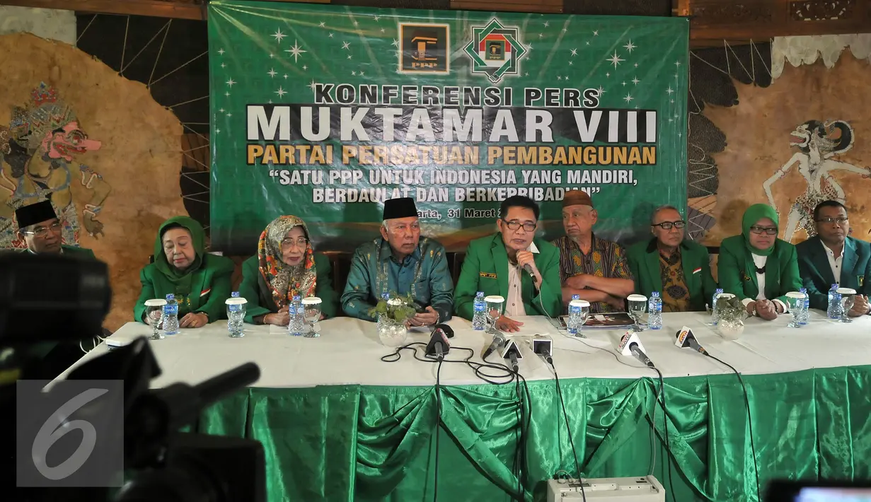 Waketum PPP Emron Pangkapi (tengah) saat menggelar konferensi pers terkait pelaksanaan Muktamar Islah PPP, Jakarta, Kamis (31/3). Muktamar islah ini akan digelar pada 8-11 April 2016 di Asrama Haji, Pondok Gede, Jakarta Timur (Liputan6.com/ JohanTallo)