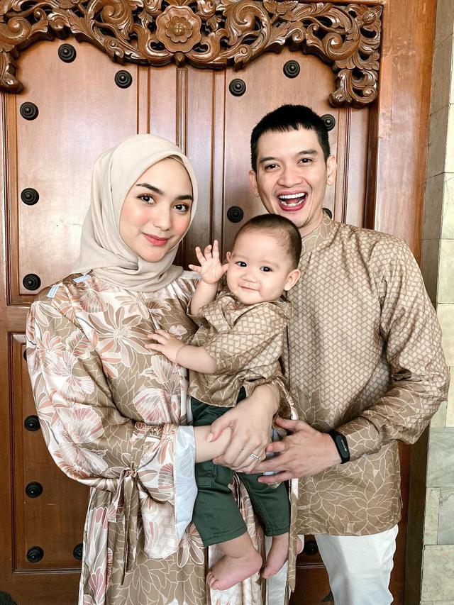 7 Gaya Citra Kirana, Rezky Aditya dan Baby Athar Pakai Baju Couple, Kompak Banget