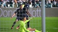 Juventus berhasil meraih kemenangan 4-1 atas Empoli pada laga pekan ke-23 Serie A di Allianz Stadium, Minggu (02/02/2025) malam WIB. Dua dari empat gol I Bianconeri dicetak Randal Kolo Muani (kiri). (AFP/MARCO BERTORELLO)