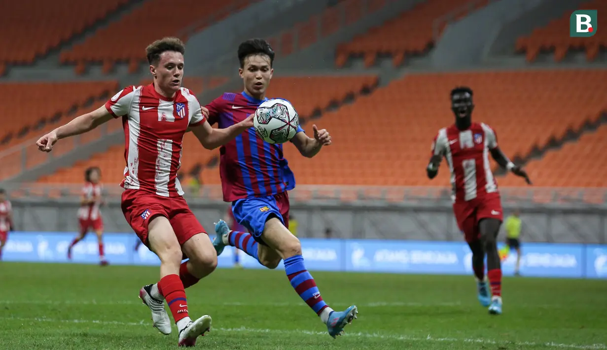 Tempo pertandingan meninggi pada 10 menit jelang laga berakhir. Atletico U-18 tampak ngotot untuk menceploskan gol penyeimbang. Namun, Barcelona U-18 tampil tenang dan begitu mudah meredamnya. (Bola.com/Bagaskara Lazuardi)