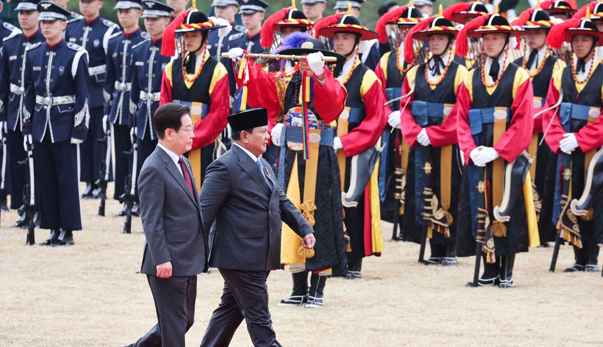Presiden Republik Indonesia, Prabowo Subianto (kanan) bersama Presiden Korea Selatan Lee Jae myung memeriksa barisan kehormatan selama upacara penyambutan di Kantor Kepresidenan, Seoul pada Rabu 1 April 2026. Usai kunjungan kenegaraan di Jepang, Presiden Republik Indonesia, Prabowo Subianto, melanjutkan lawatannya ke Korea Selatan. (YONHAP/AFP)