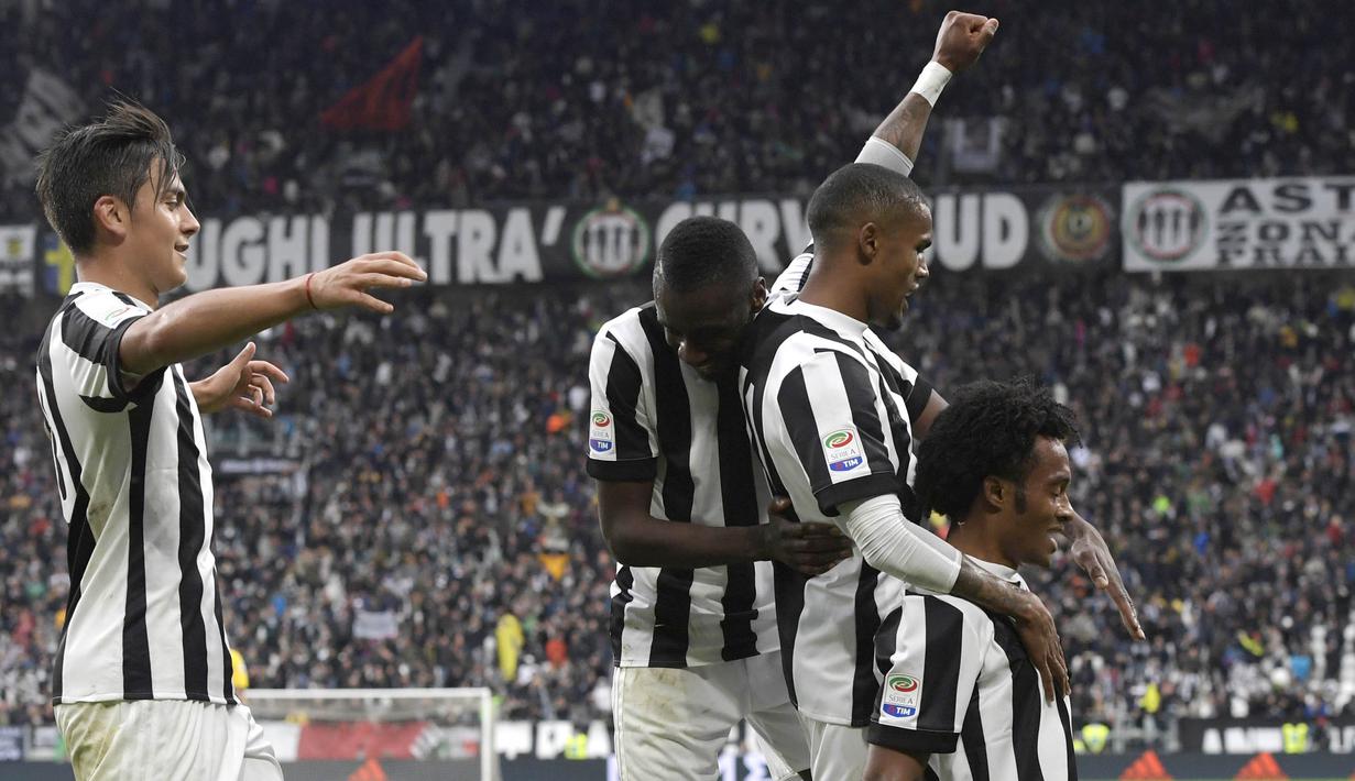 Para pemain Juventus merayakan gol yang dicetak Juan Cuadrado ke gawang Benevento pada laga Serie A Italia di Stadion Allianz, Turin, Minggu (5/11/2017). Juventus menang 2-1 atas Benevento. (AFP/Miguel Medina)