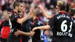 Striker muda Bayer Leverkusen Eren Derdiyok (kiri) disambut Sidney Sam dan Simon Rolfes usai menjebol gawang Schalke 04 dalam lanjutan Bundesliga di BayArena, 20 Maret 2011. Bayer unggul 2-0. AFP PHOTO / PATRIK STOLLARZ 