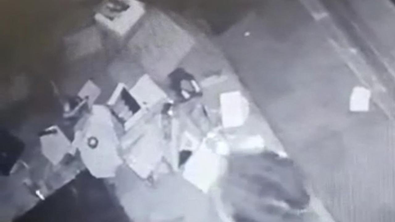 Nampak di kamera CCTV toko soerang pria masuk ke dalam toko serba ada di Banyuwangi melalui plapon dan berhasil mengondol isi toko (Istimewa)