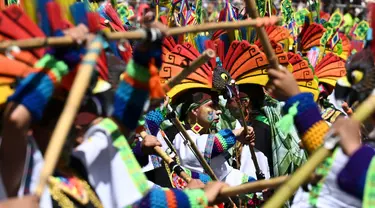 Para penari ikut serta dalam parade "Nyanyian untuk Bumi" selama Karnaval Kulit Hitam dan Kulit Putih di Pasto, Kolombia pada tanggal 3 Januari 2024. (JOAQUIN SARMIENTO/AFP)