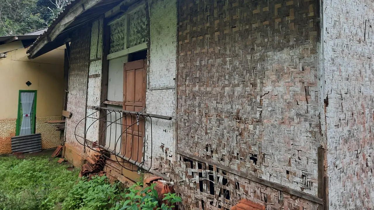 Sebuah bangunan Pendidikan Anak Usia Dini (PAUD) Desa Caringin, Kecamatan Caringin, Kabupaten Garut Selatan, Jawa Barat, terlihat kumuh dan memprihatinkan akibat minimnya perhatian pemerintah. (Liputan6.com/Jayadi Supriadin)
