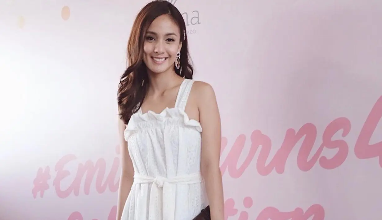 Ia juga beberapa kali terlihat menggunakan sebuah simple dress dengan warna putih. Penampilannya ini pun terlihat sederhana namun menawan dengan makeup natural. (Liputan6.com/IG/@nasyamarcella)