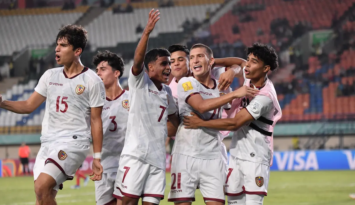 Pemain Venezuela U-17 merayakan gol yang dicetak Nicola Profeta Cabrales pada laga matchay 2 Grup F Piala Dunia U-17 2023 di Stadion Si Jalak Harupat, Bandung, Rabu (15/11/2023). (Doc. LOC WCU17/SBN)