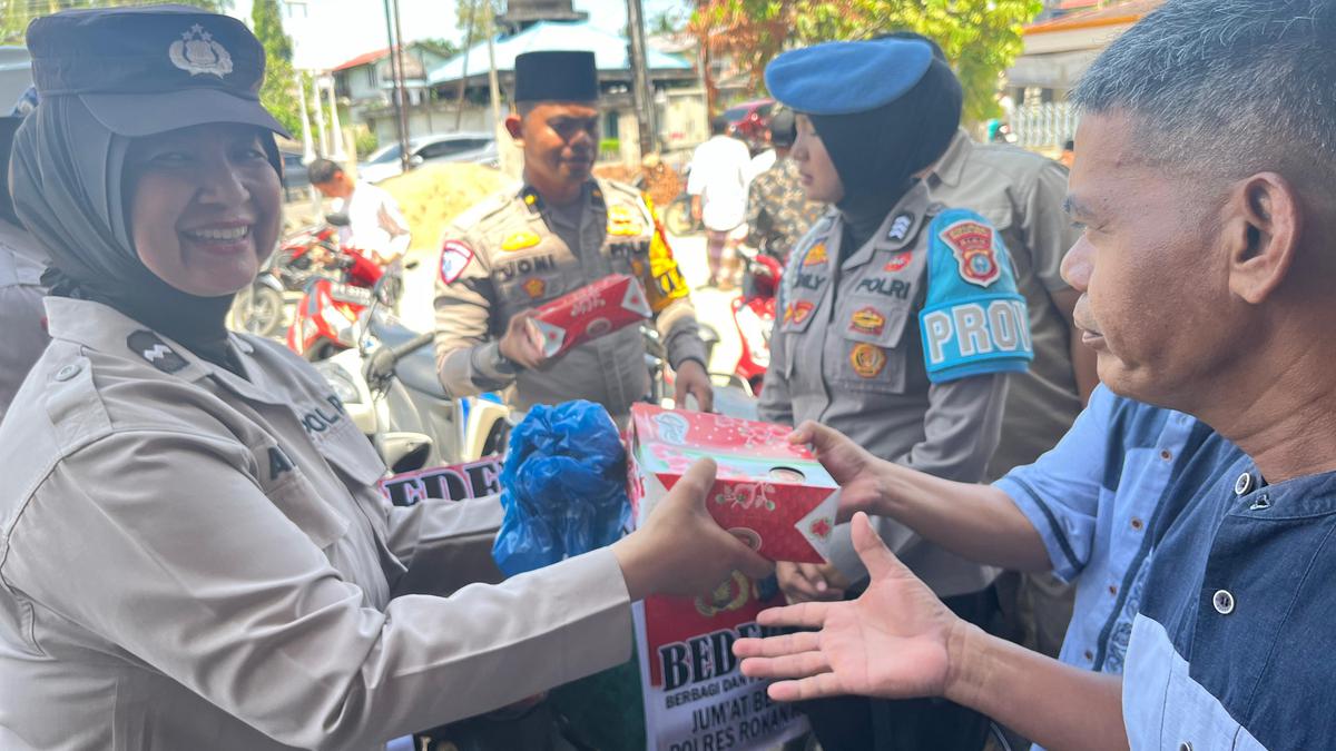 Jumat Berkah, Polisi Wanita Rokan Hulu Berikan Bekal Pulang ke Jemaah Masjid Berita Viral Hari Ini Sabtu 19 Oktober 2024