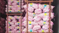 Tim Satgas Pangan yang melakukan inspeksi mendadak (sidak), pada Rabu (12/2/2020), menemukan penimbunan 150 ton bawang putih di sebuah gudang importir di Karawang Timur. (Liputan6.com/ Abramena)