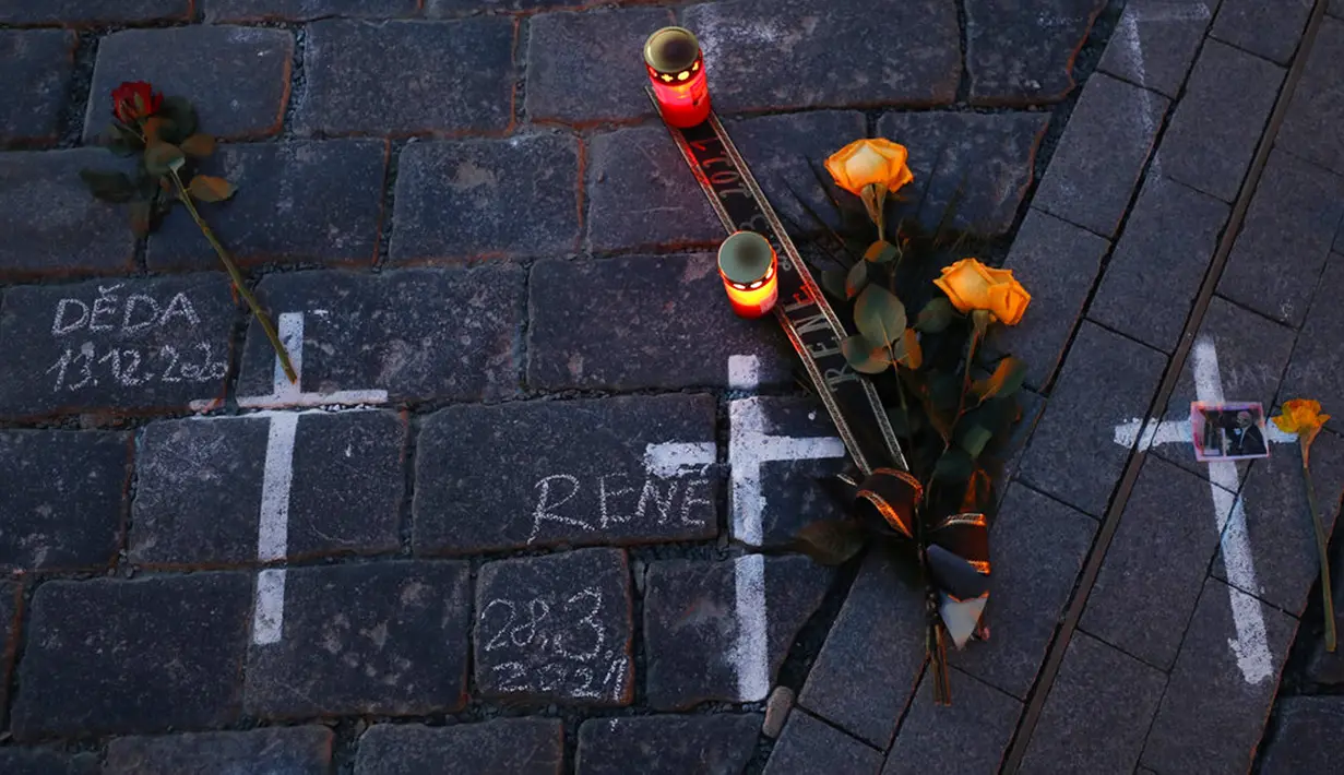 Lilin dan bunga ditempatkan untuk memberi penghormatan kepada para korban pandemi COVID-19 di Alun-Alun Kota Tua, Praha, Republik Ceko, Senin (29/3/2021). Republik Ceko antara negara terparah terdampak COVID-19, akhirnya mengalami perbaikan setelah penguncian ketat. (AP Photo/Petr David Josek)