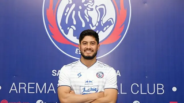 7 Gaya Adilson Maringa saat di Luar Lapangan, Tampil Stylish