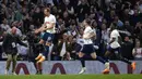 Pemain Tottenham Hotspur Harry Kane (kiri) melakukan selebrasi usai mencetak gol ke gawang Arsenal pada pertandingan sepak bola Liga Inggris di Stadion Tottenham Hotspur, London, Inggris, 12 Mei 2022. Tottenham Hotspur menang 3-0. (AP Photo/Matt Dunham)
