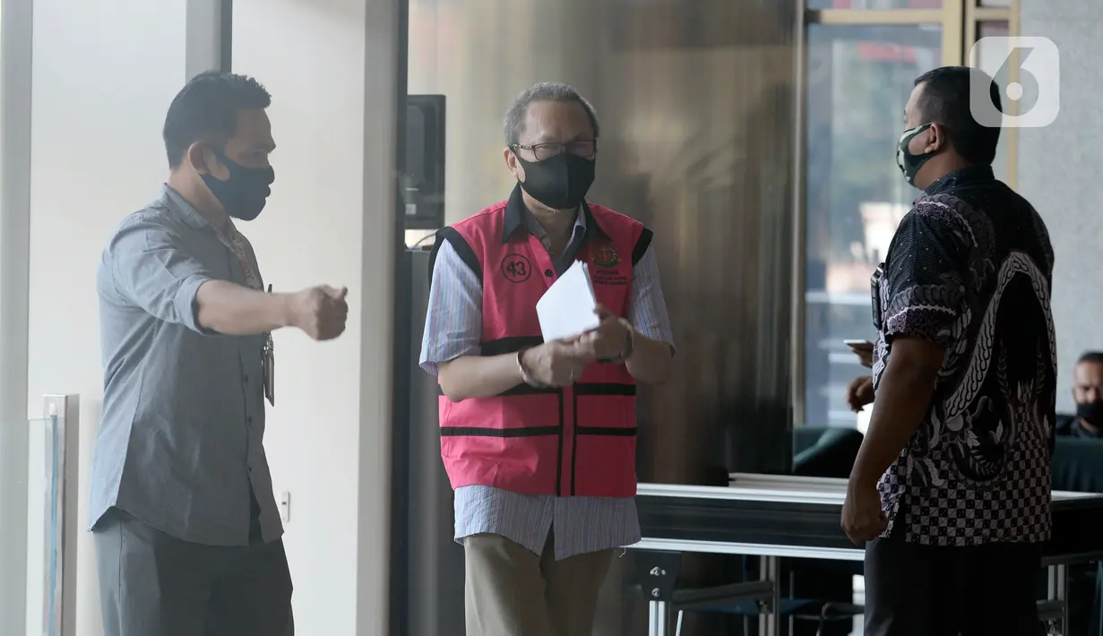 Mantan Dirut PT Danareksa Sekurita, Marciano Herdondrie Herman (rompi ping) masuk akan menjalani pemeriksaan oleh tim penyidik dari Kejaksaan Agung di Gedung KPK, Jakarta, Kamis (25/6/2020). (merdeka.com/Dwi Narwoko)