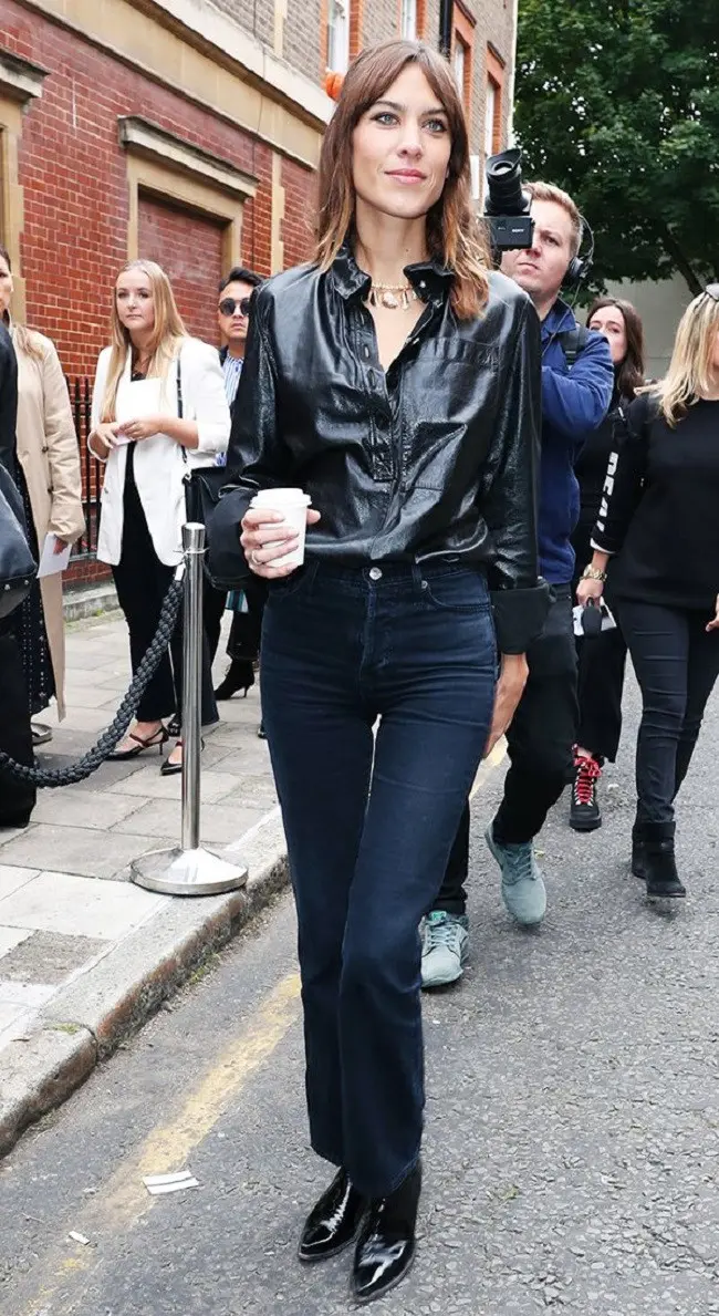 Saatnya Anda melihat para selebritas di London Fashion Week dengan penampilan street fashion yang unik dan trendi. (Foto: www.whowhatwear.com)