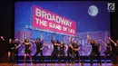 Pemain menghibur penonton pada pertunjukan broadway bertajuk What I Did For Love di Soehanna Hall, Jakarta Selasa (27/8/2019). Sebanyak 13 peserta terpilih Indonesia Menuju Broadway yang diinisiasi Bakti Budaya Djarum Foundation telah tampil di teater broadway New York. (Liputan6.com/Fery Pradolo)