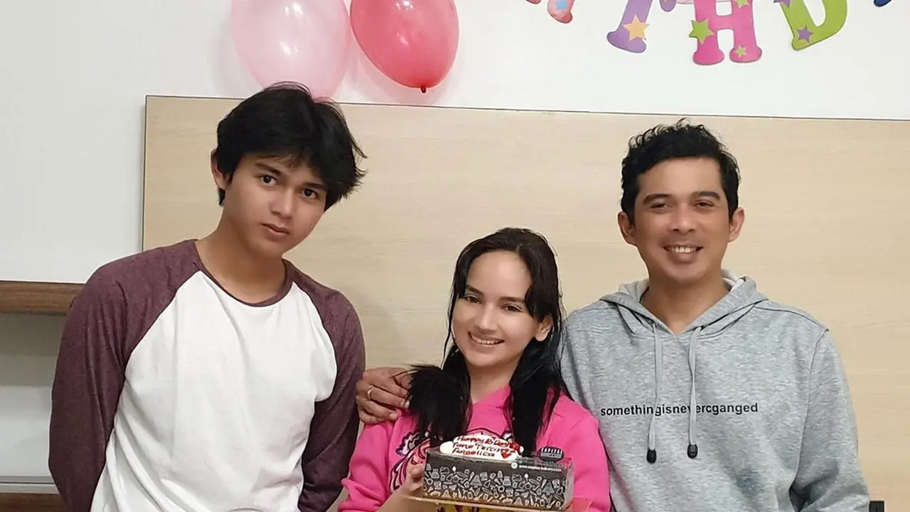 Diberi Kejutan Suami dan Anak Sambung, Ini 6 Momen Perayaan Ultah Angelica Simperler
