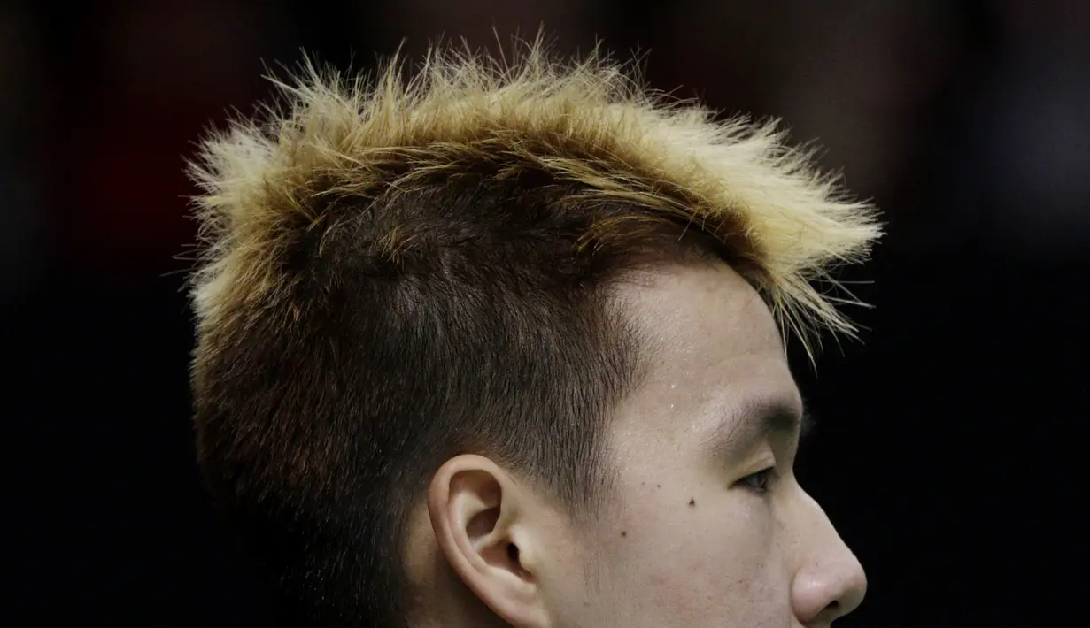 Gaya rambut dari ganda putra Indonesia, Marcus Gideon, saat melawan ganda Jerman pada Indonesia Masters 2019 di Istora Senayan, Jakarta, Rabu (23/1). Kevin / Marcus lolos ke 16 besar. (Bola.com/M. Iqbal Ichsan)