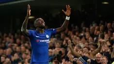 Pemain Chelsea, Antonio Ruediger berselebrasi setelah mencetak gol ke gawang Everton pada babak keempat Piala Liga Inggris di Stamford Bridge, Kamis (26/10). The Blues menang tipis 2-1 untuk memastikan tiket perempatfinal. (AP/Alastair Grant)